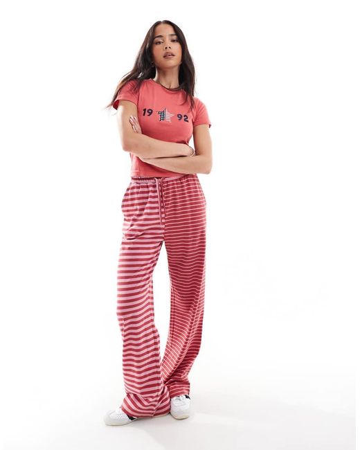 Daisy Street Cropped Baby T-Shirt Met Grafische 1992-Print in het Red