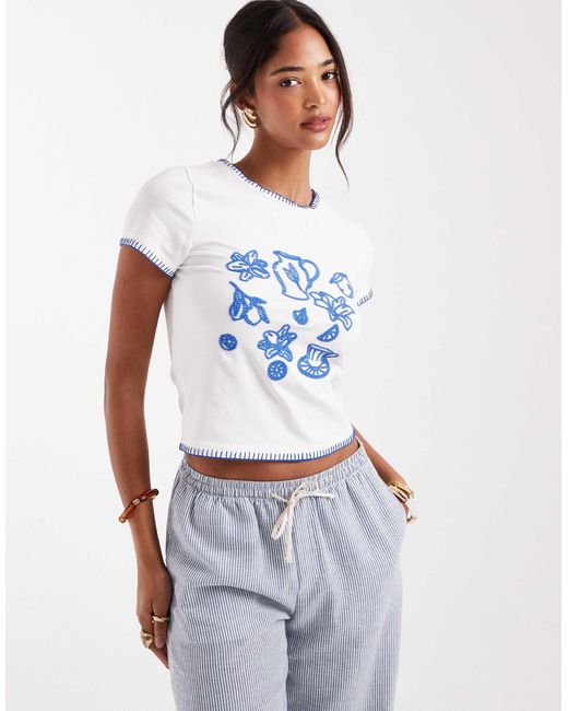 T-shirt court avec fleurs brodées - crème ASOS en coloris White