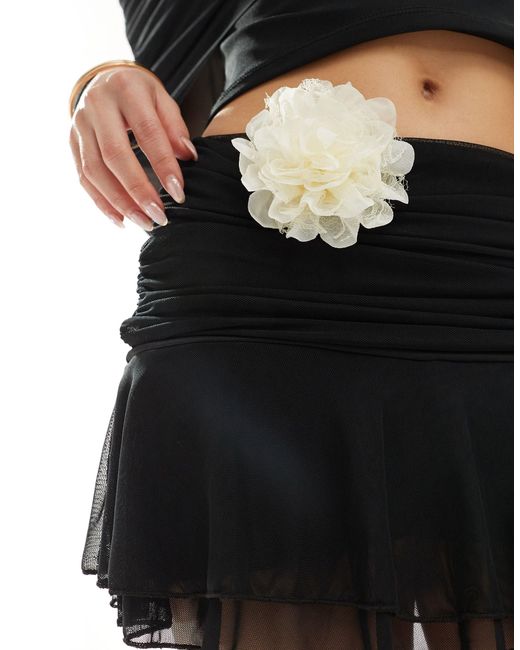Mini-jupe d'ensemble à grosse fleur contrastante ASOS en coloris Black
