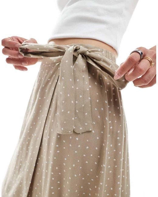 Gonna Midi A Portafoglio Con Stampa A Pois di Pieces in Natural