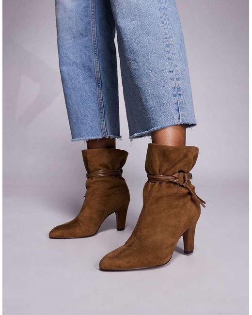 Botines Color Topo De Tacón Con Diseño Fruncido De Antelina Emil De -Neutro ASOS de color Blue