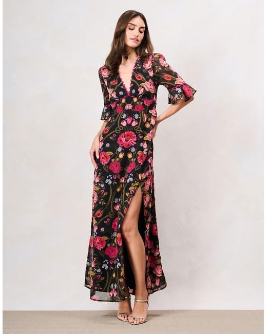 Hope & Ivy White The Kim Frill Sleeve Thigh Split Maxi Dress With Lace Trim