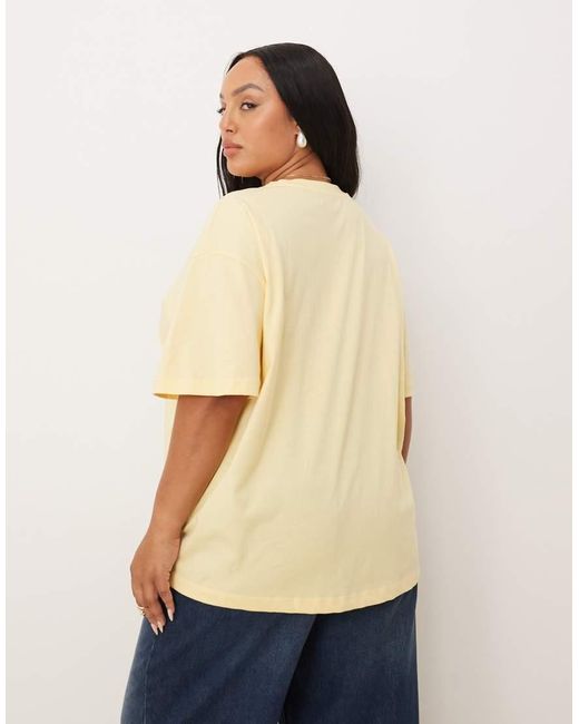 Camiseta Crema Extragrande Con Estampado Gráfico Surfero De Asos Design Curve ASOS de color Yellow