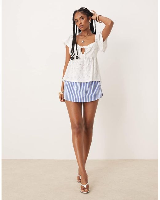 Top Allacciato Sul Davanti Con Volant di Gina Tricot in White