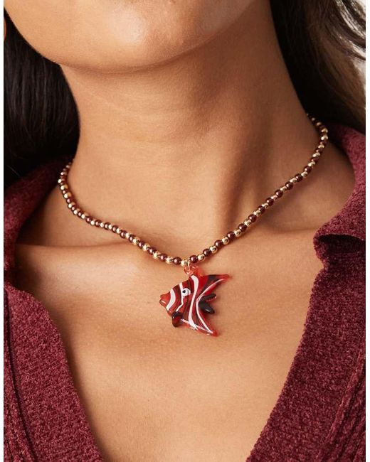 Collana Rossa Con Perline Sintetiche E Ciondolo A Forma Di Pesciolino di ASOS in Red