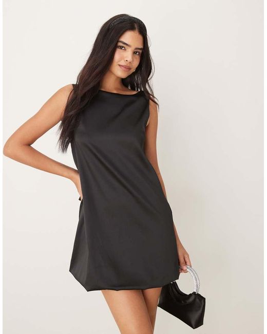 Vestido Corto Con Espalda Escotada En Forma De Pico Y Lazo De Satén De ASOS de color Blue