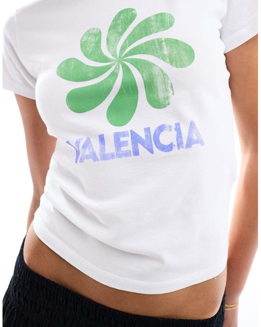 Camiseta blanca con diseño encogido y estampado gráfico "valencia" ASOS de color White