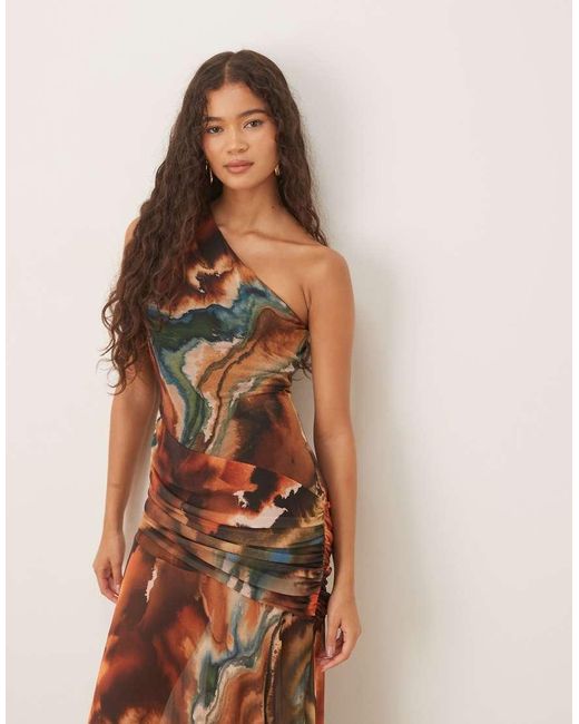 Vestido Largo Asimétrico Con Marmoleado, Detalle Recogido Y Falda De Corte Amplio De Malla De ASOS de color Natural