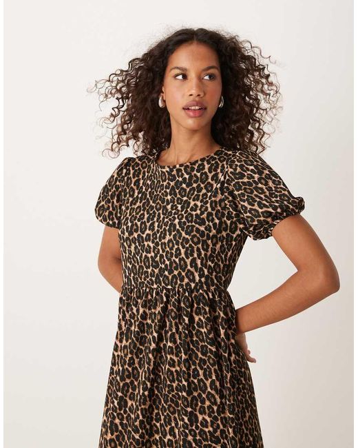 New Look Aangerimpelde Midi Jurk Van Kreukelstof Met Strik Achter in het Natural