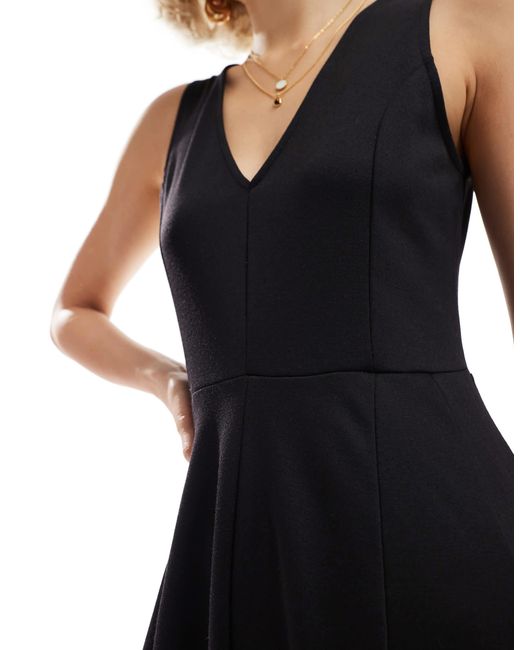 Robe mi-longue sans manches à col v et godets en maille point ASOS en coloris Black