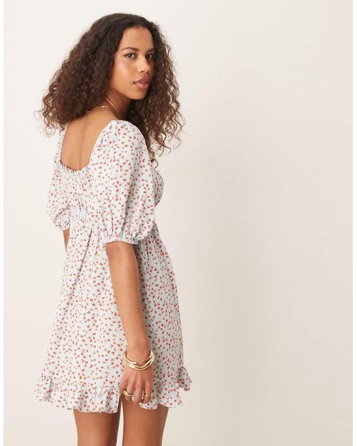 Vestito Grembiule Corto Blu A Fiorellini Con Maniche A Sbuffo E Scollo Squadrato di ASOS in White