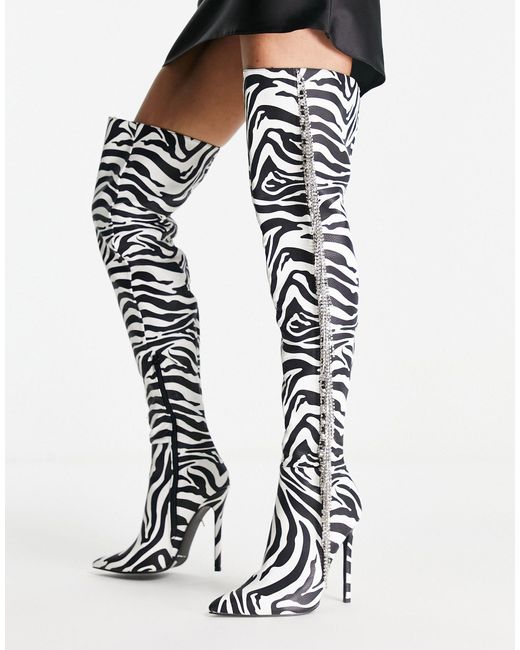 Kim - stivali al ginocchio decorati con tacco neri con motivo zebrato di ASOS in White