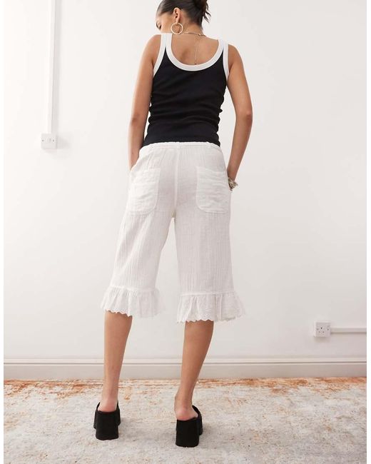 Pantaloni Corti Bianchi Con Volant Sull'Orlo di Collusion in Natural