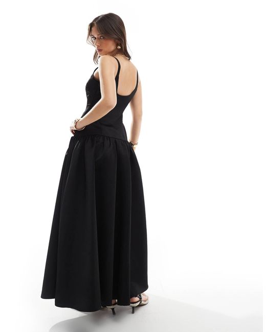 Robe longue structurée à encolure dégagée et taille basse en satin 4th & Reckless en coloris Black
