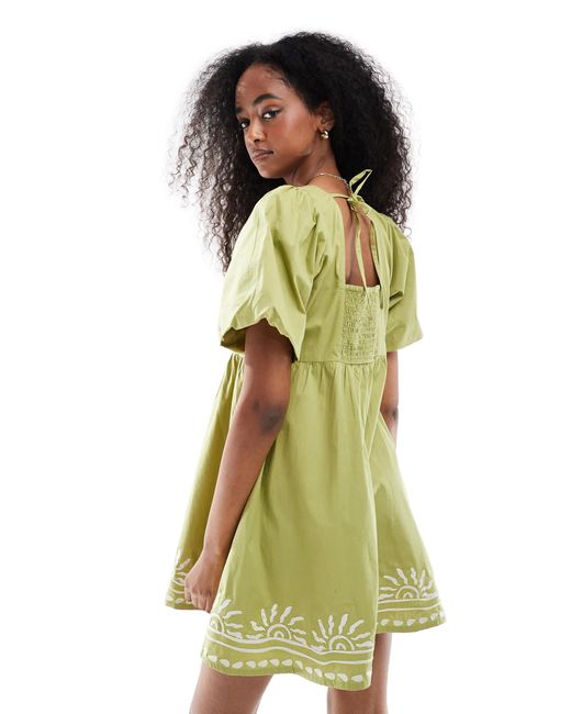 Robe babydoll courte texturée à manches bouffantes Wednesday's Girl en coloris Green