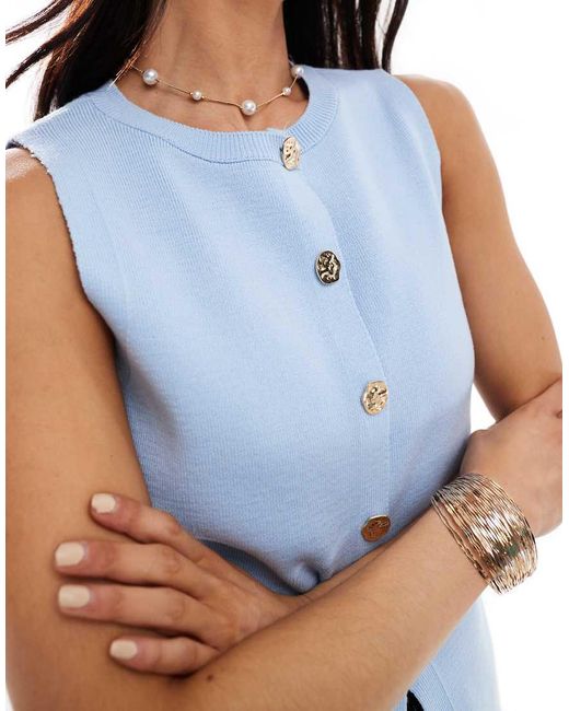 Chaleco De Traje Estructurado Con Cuello Redondo Y Botones Dorados De Punto De ASOS de color Blue