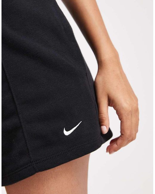Chill di Nike in White