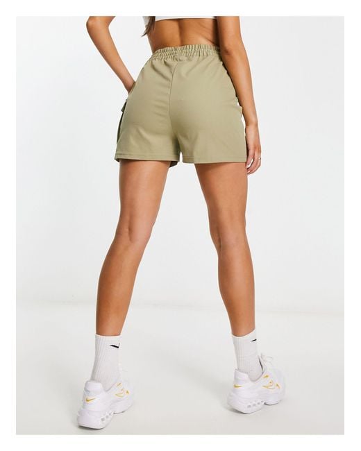 Pantalones cortos verde oliva cargo con logo pequeño y bolsillos Nike de color Green