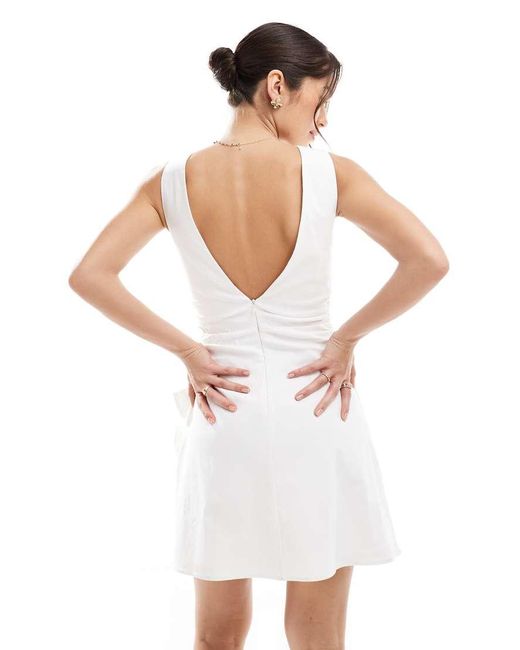 Vestito Da Sposa Corto Svasato Con Scollo A Barchetta E Fiocco Sul Lato di TFNC London in White