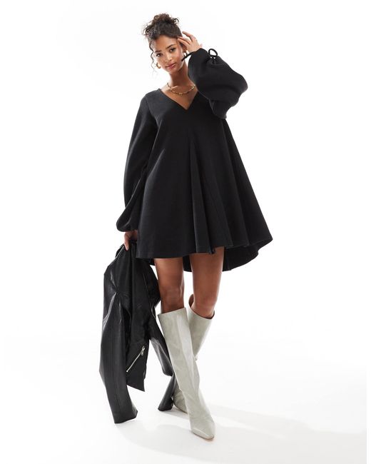Robe courte ultra douce à col v avec ourlet évasé et manches nouées ASOS en coloris Black