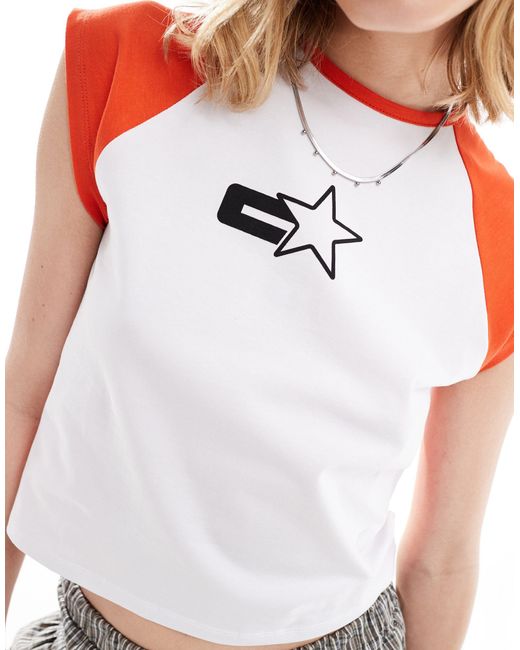 T-shirt mini bianca a rossa con dettagli a contrasto e logo di Collusion in White