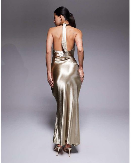 Aria Cove Maxi Halterjurk Van Satijn Met Geknoopte Halslijn En Sjaalzoom in het Metallic