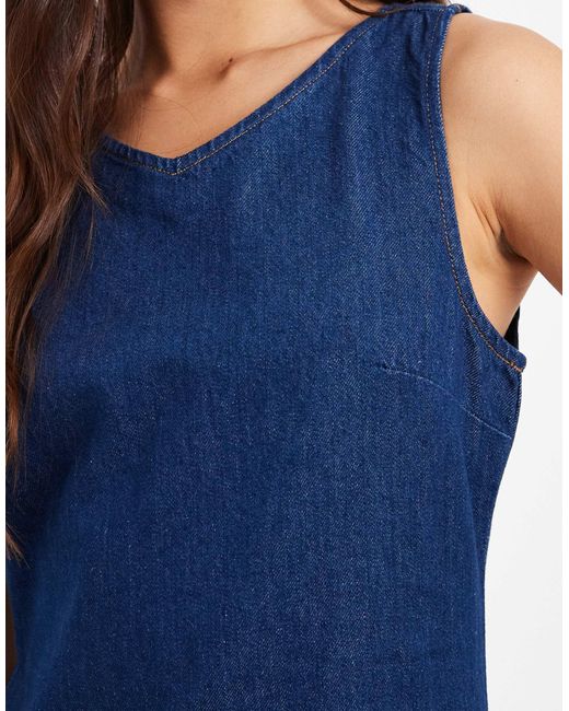 Robe courte en jean à col montant en v - délavage brut ASOS en coloris Blue