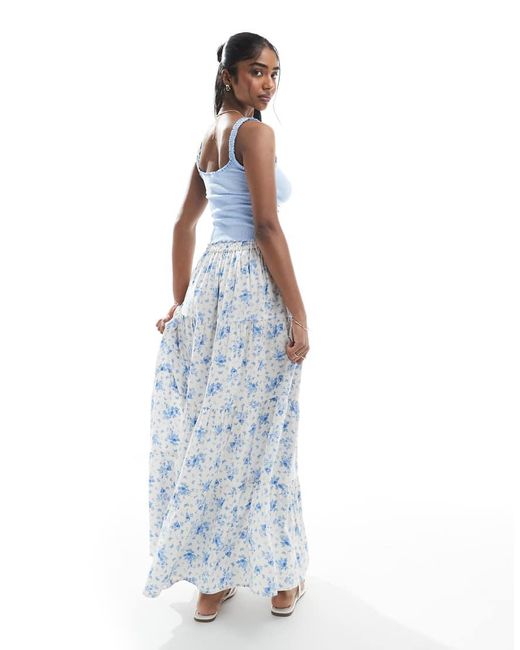 Falda Larga Azul Escalonada Con Estampado Floral Y Abertura Lateral De Miss Selfridge de color Blue