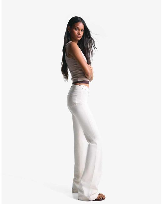 Pantaloni Bianchi Con Zip E Borchie di Bershka in White