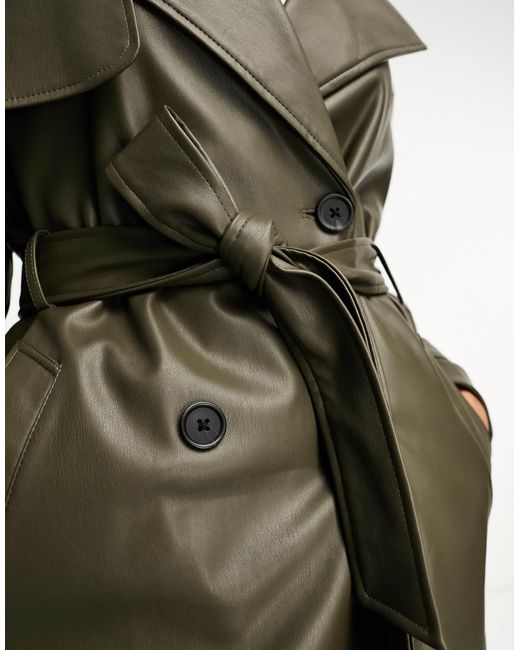 Pull&Bear White – trenchcoat aus khaki kunstleder mit bindegürtel