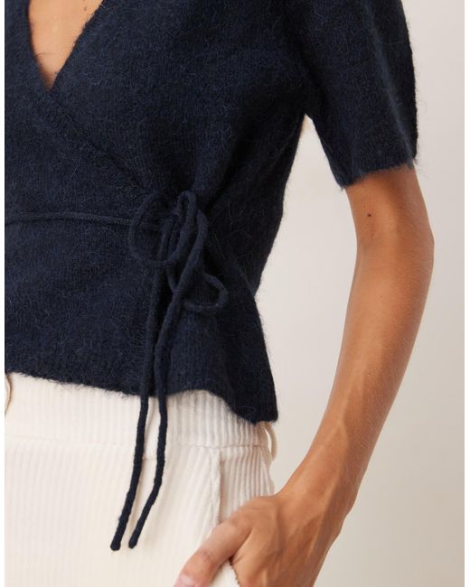 Gina Tricot Blue – kurzärmliges oberteil aus gestrickter alpaka-wolle mit v-ausschnitt und wickeloptik vorne