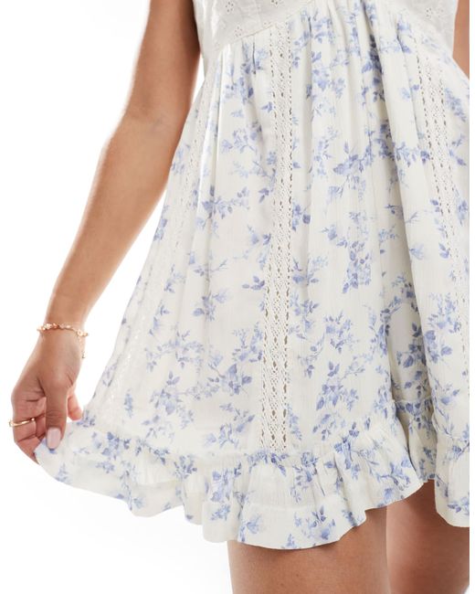 Miss Selfridge White – playsuit aus mullstoff mit lochstickerei und blauem muster