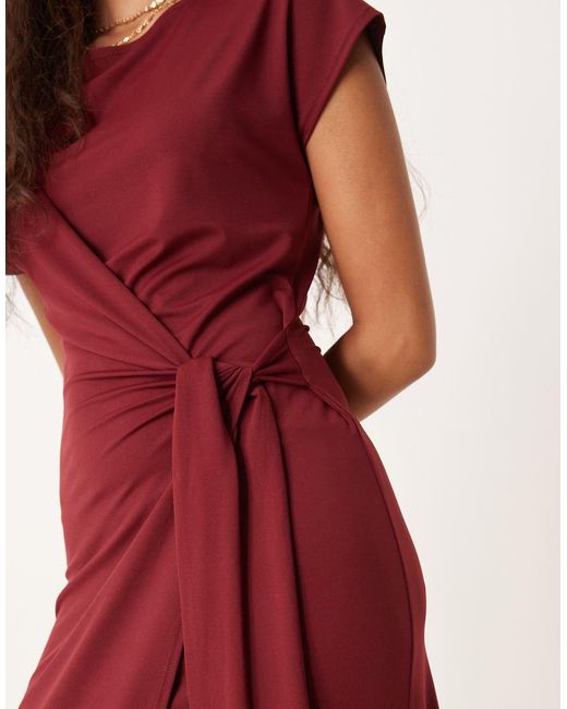 Vestito Lungo A Portafoglio Bordeaux Con Maniche Ad Aletta Allacciato Sul Davanti di ASOS in Red