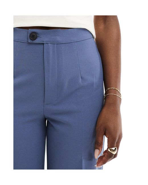 Pantaloni sartoriali a fondo ampio con pieghe blu petrolio di Pull&Bear in Blue