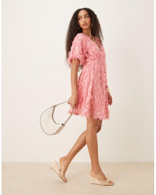 Vestido Corto Rosa Chicle Con Cuello De Pico De Tejido Texturizado De Y.A.S de color Pink