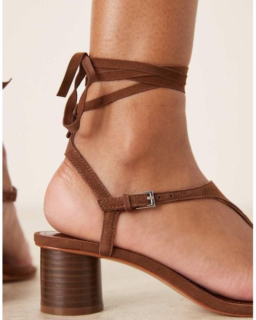 Sandalias Marrones Con Tacón De Bloque Y Cierre Con Lazada De Cuero De Mango de color Natural