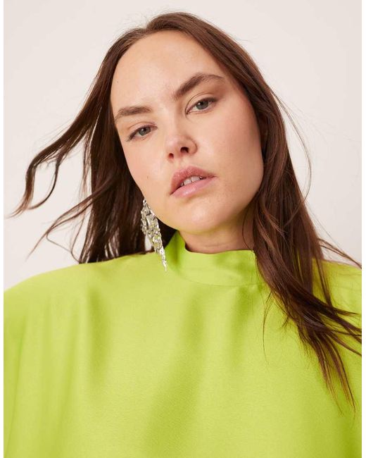 Vestido Corto Con Cuello Alto, Mangas Tipo Capa Y Bajo Asimétrico De Curve ASOS de color Green
