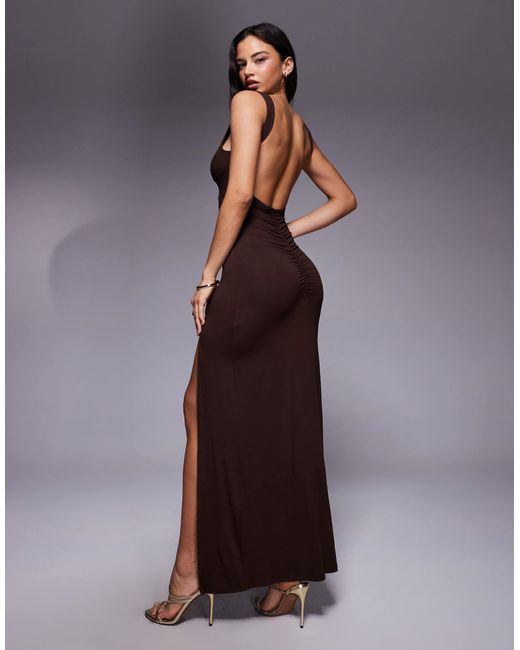 Robe longue et sans manches à décolleté plongeant avec fronces à l'arrière et détail enveloppant - chocolat ASOS en coloris Purple