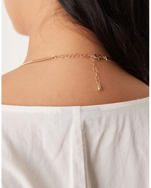 ASOS Brown Asos design curve – kurze flache halskette im goldton mit kunstperlen-anhänger