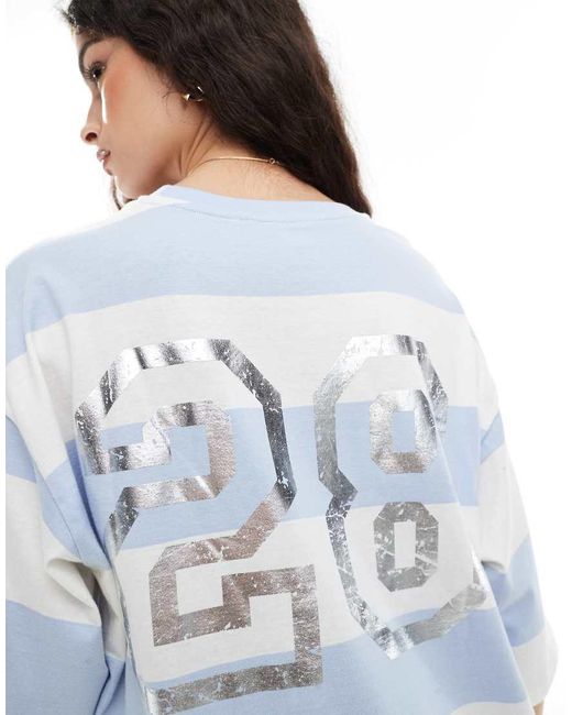 Camiseta A Rayas Blancas Y Azules Extragrande De Manga Corta Con Estampado Universitario En La Espalda De Monki de color White