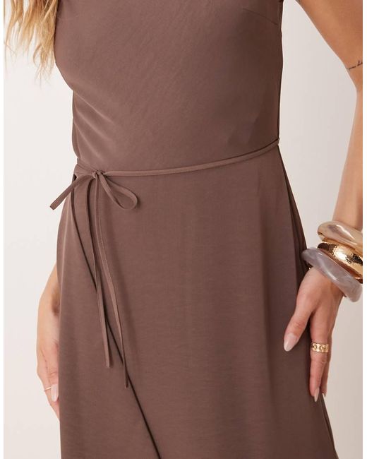 Vestido Midi Marrón Con Cuello Subido Y Falda Drapeada De ASOS de color Brown