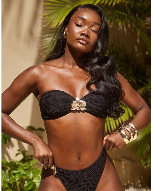 South Beach Bandeau-Bikinitopje Met Golvende Textuur En Gouden Hardware in het Green