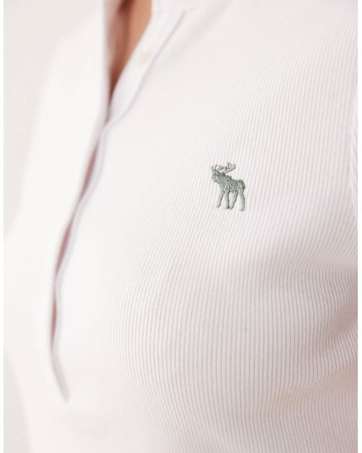 Abercrombie & Fitch Blue – es, geripptes henley-t-shirt mit logo
