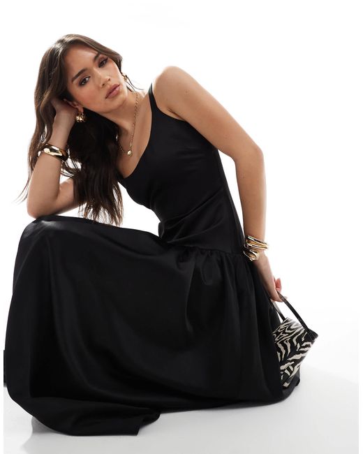 Robe longue structurée à encolure dégagée et taille basse en satin 4th & Reckless en coloris Black