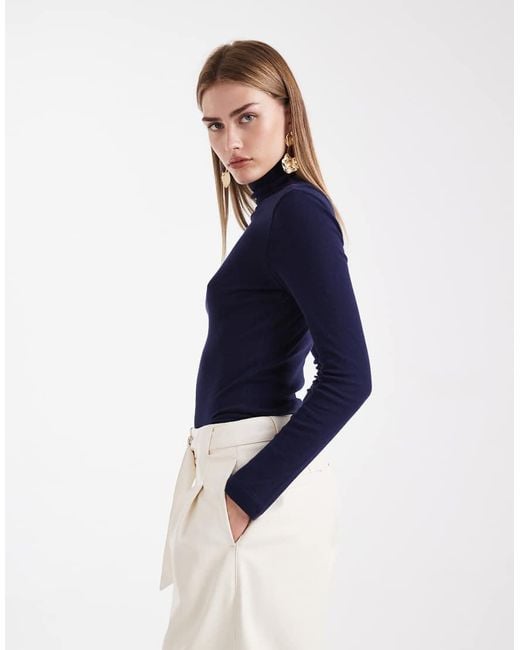 Top Dolcevita Taglio Lungo Blu Trasparente di ASOS in Blue