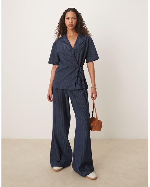 Camicia Effetto Denim Gessato Con Laccio E Rever di ASOS in Blue