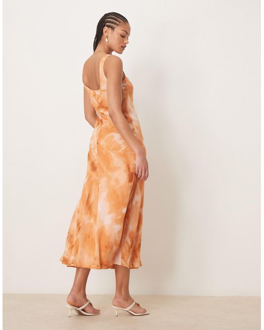 ASOS Multicolor Asos design tall – midi-trägerkleid aus chiffon mit u-ausschnitt und orangefarbenem batikmuster