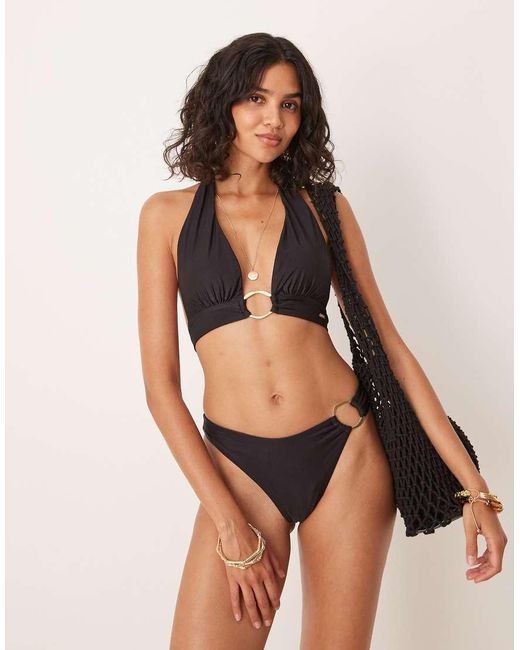 Tala Bikinibroekje Met Asymmetrische Gouden Ring in het Black