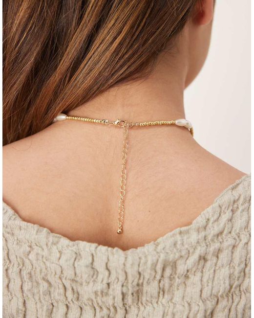 Collana Corta Dorata Spazzolata Con Perline E Perle Sintetiche di ASOS in Brown