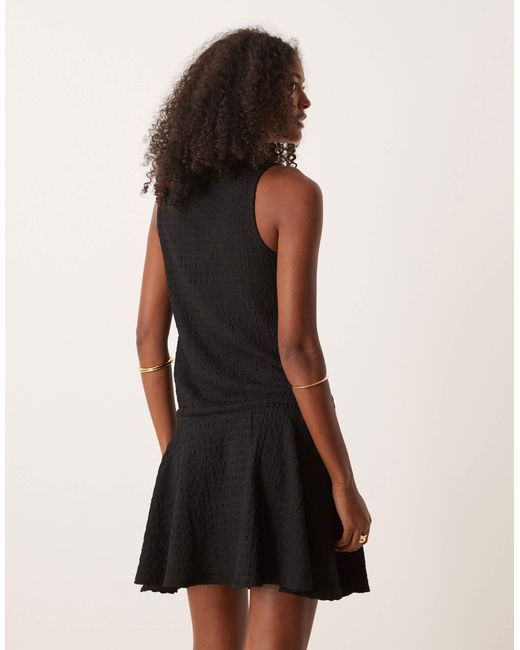 Robe courte sans manches texturée portefeuille à col v avec taille basse - noir ASOS en coloris Black